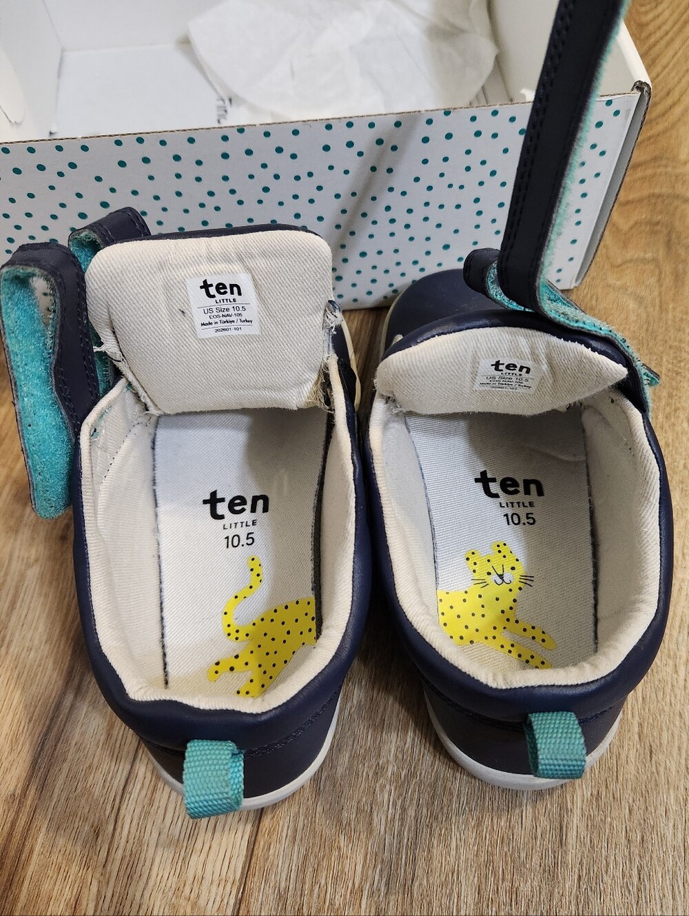 Ten Little Sneakers With Box & Stickers - Picture 2 of 13